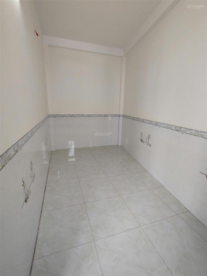 Căn góc 1 mặt tiền, sân đậu ô tô, 1 trệt 2 lầu 4pn 3wc, sẵn 2 máy lạnh