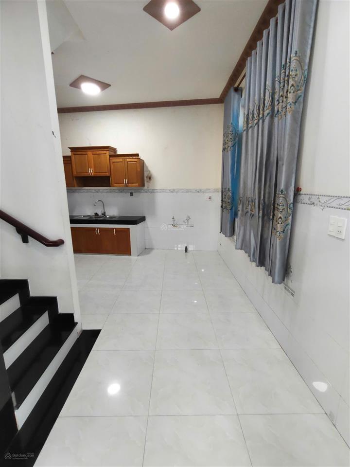 Căn góc 1 mặt tiền, sân đậu ô tô, 1 trệt 2 lầu 4pn 3wc, sẵn 2 máy lạnh