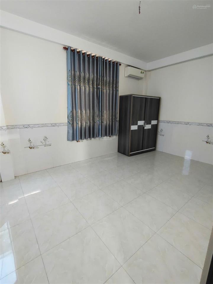 Căn góc 1 mặt tiền, sân đậu ô tô, 1 trệt 2 lầu 4pn 3wc, sẵn 2 máy lạnh