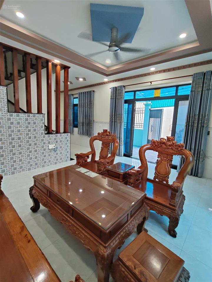 Căn góc 1 mặt tiền, sân đậu ô tô, 1 trệt 2 lầu 4pn 3wc, sẵn 2 máy lạnh