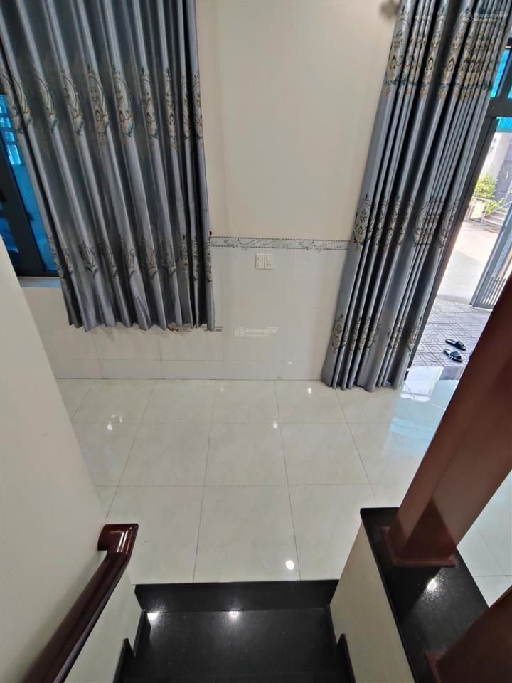 Căn góc 1 mặt tiền, sân đậu ô tô, 1 trệt 2 lầu 4pn 3wc, sẵn 2 máy lạnh