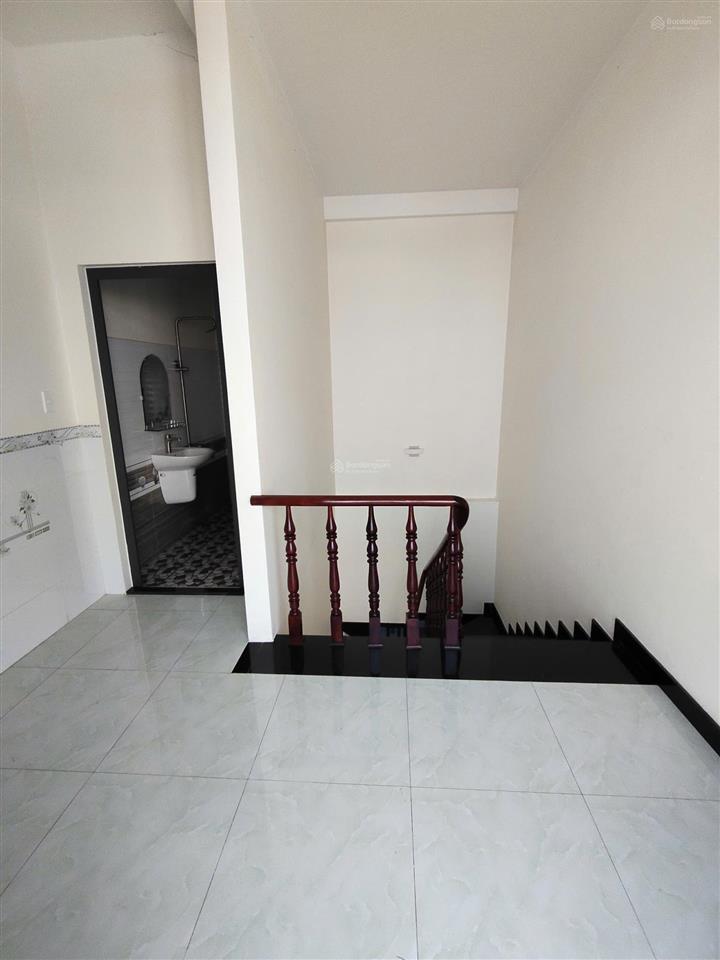 Căn góc 1 mặt tiền, sân đậu ô tô, 1 trệt 2 lầu 4pn 3wc, sẵn 2 máy lạnh