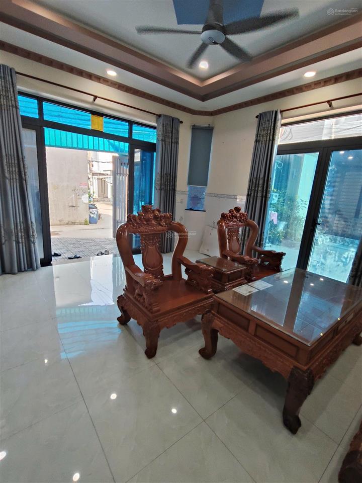 Căn góc 1 mặt tiền, sân đậu ô tô, 1 trệt 2 lầu 4pn 3wc, sẵn 2 máy lạnh