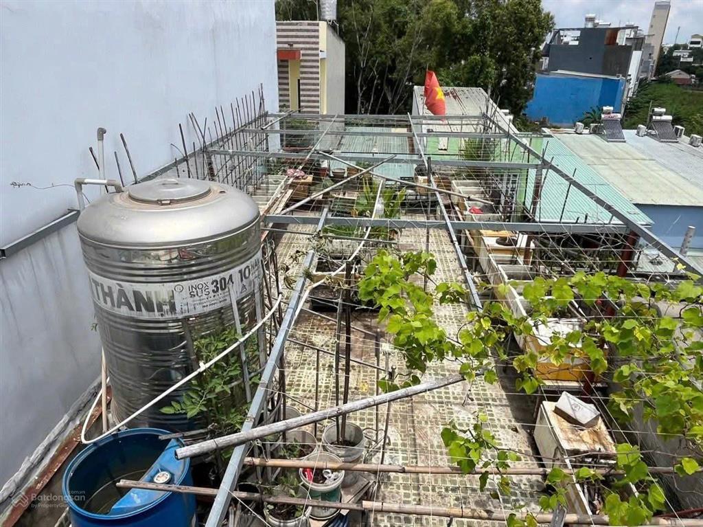 Nhà hẻm xe tải  1 trệt 1 lầu sân thượng  2pn 2wc sẵn nội thất  linh xuân  9tr