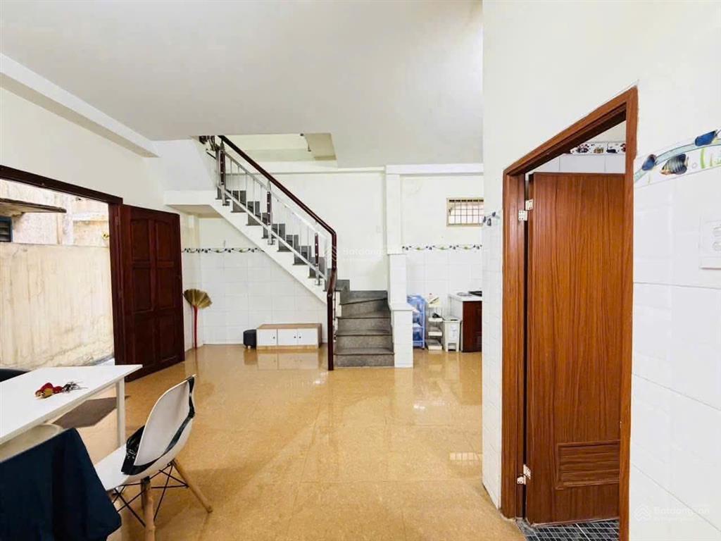 Cho thuê nhà ngay vincom, 7x10 1 trệt 1 lầu, 2pn 2wc có máy lạnh