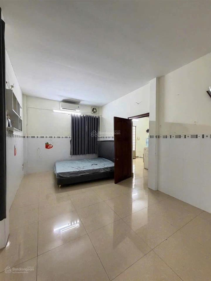 Cho thuê nhà ngay vincom, 7x10 1 trệt 1 lầu, 2pn 2wc có máy lạnh
