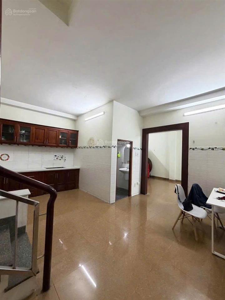 Cho thuê nhà ngay vincom, 7x10 1 trệt 1 lầu, 2pn 2wc có máy lạnh