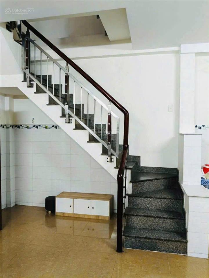 Cho thuê nhà ngay vincom, 7x10 1 trệt 1 lầu, 2pn 2wc có máy lạnh