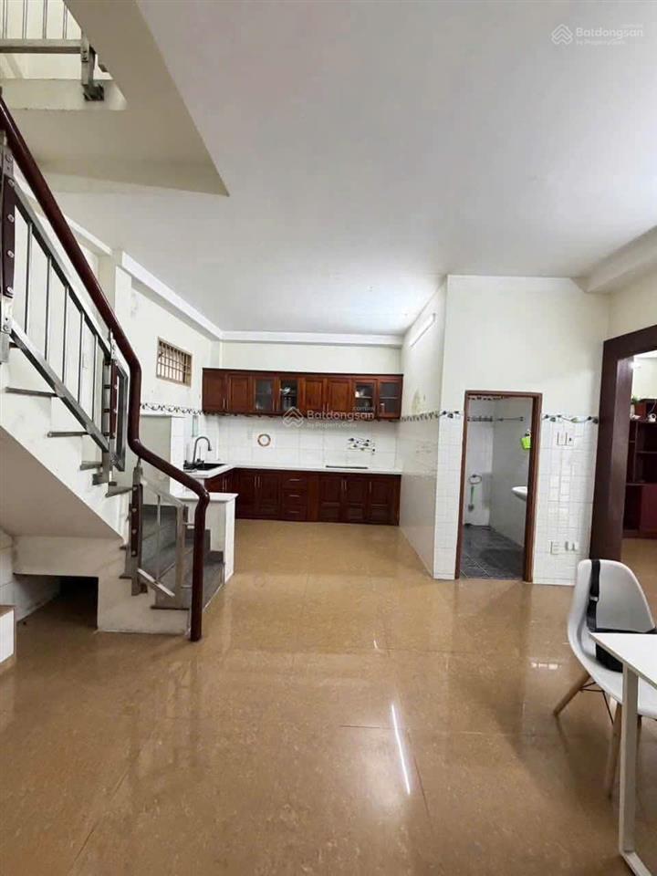 Cho thuê nhà ngay vincom, 7x10 1 trệt 1 lầu, 2pn 2wc có máy lạnh