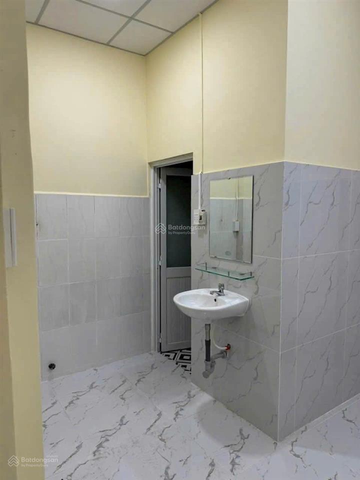 Nhà sân đậu oto thoải mái, 2pn to bự gần chung cư đạt gia