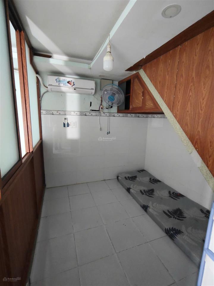 Nhà 1 trệt 1 lầu, 2pn 2wc, sẵn nội thất. gần làng đại học thủ đức