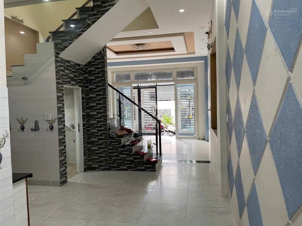 Nhà hẻm ô tô 1 trệt 2 lầu, 3pn 3wc gần sân banh linh xuân