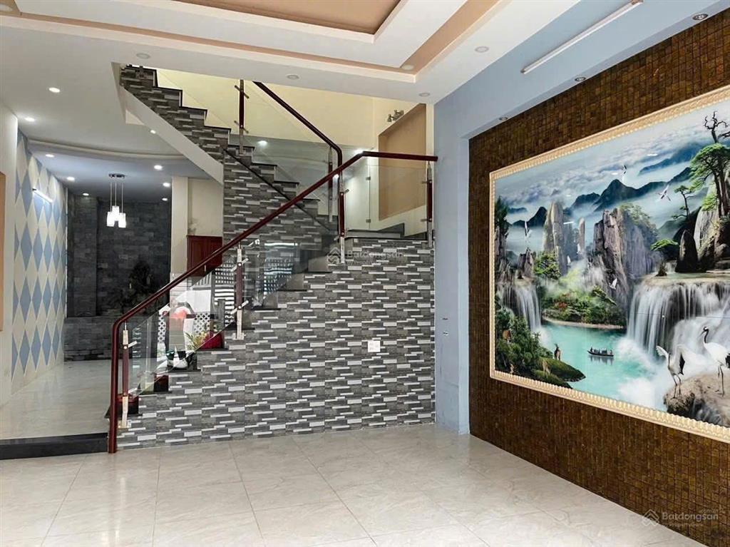 Nhà hẻm ô tô 1 trệt 2 lầu, 3pn 3wc gần sân banh linh xuân