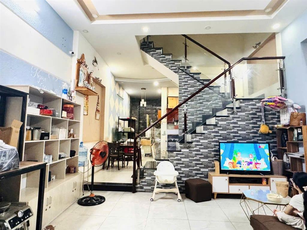 Nhà hẻm ô tô 1 trệt 2 lầu, 3pn 3wc gần sân banh linh xuân