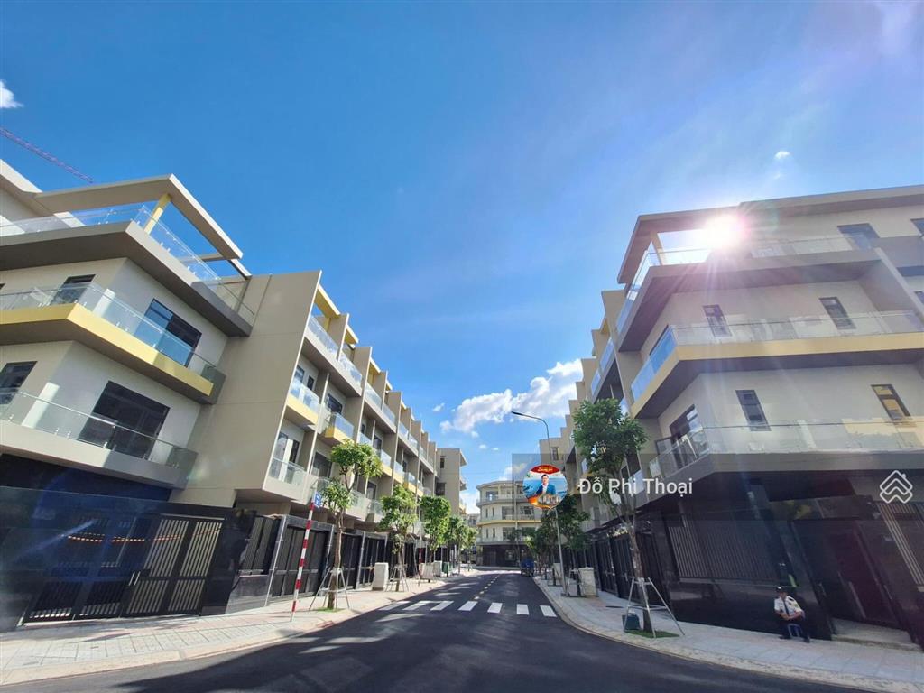 Bán nhà phố thương mại 1 trệt 2 lầu 1 sân thượng. ngay làng đh qg tphcm, cạnh trung tâm thương mại