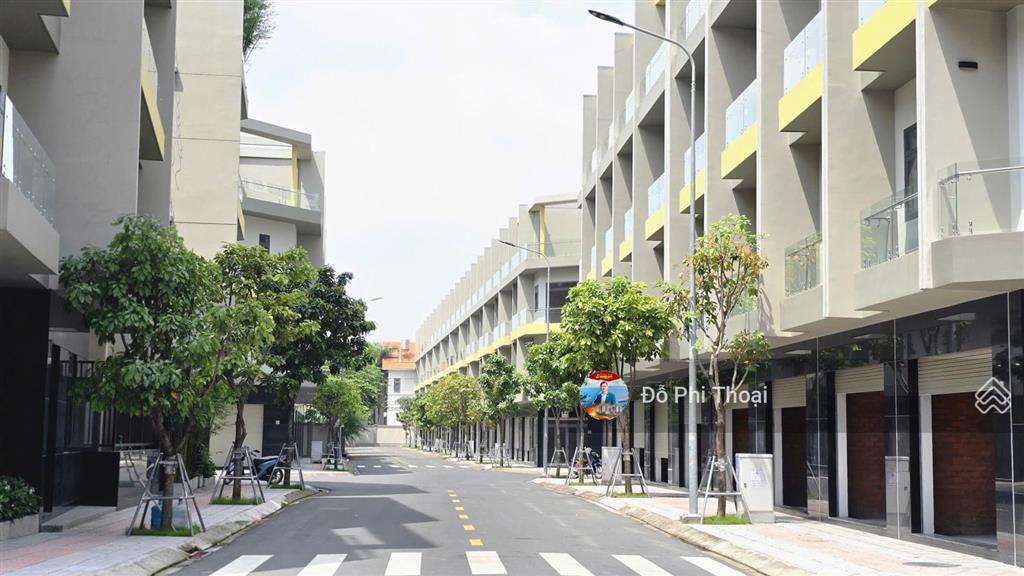 Bán nhà phố thương mại 1 trệt 2 lầu 1 sân thượng. ngay làng đh qg tphcm, cạnh trung tâm thương mại