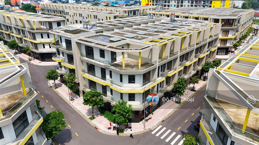 Bán nhà phố thương mại 1 trệt 2 lầu 1 sân thượng. ngay làng đh qg tphcm, cạnh trung tâm thương mại