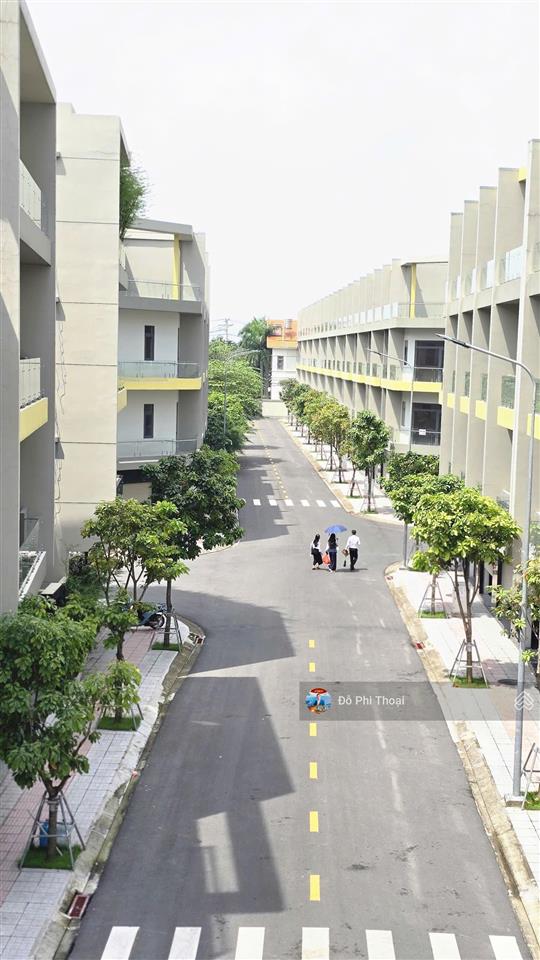 Bán nhà phố thương mại 1 trệt 2 lầu 1 sân thượng. ngay làng đh qg tphcm, cạnh trung tâm thương mại