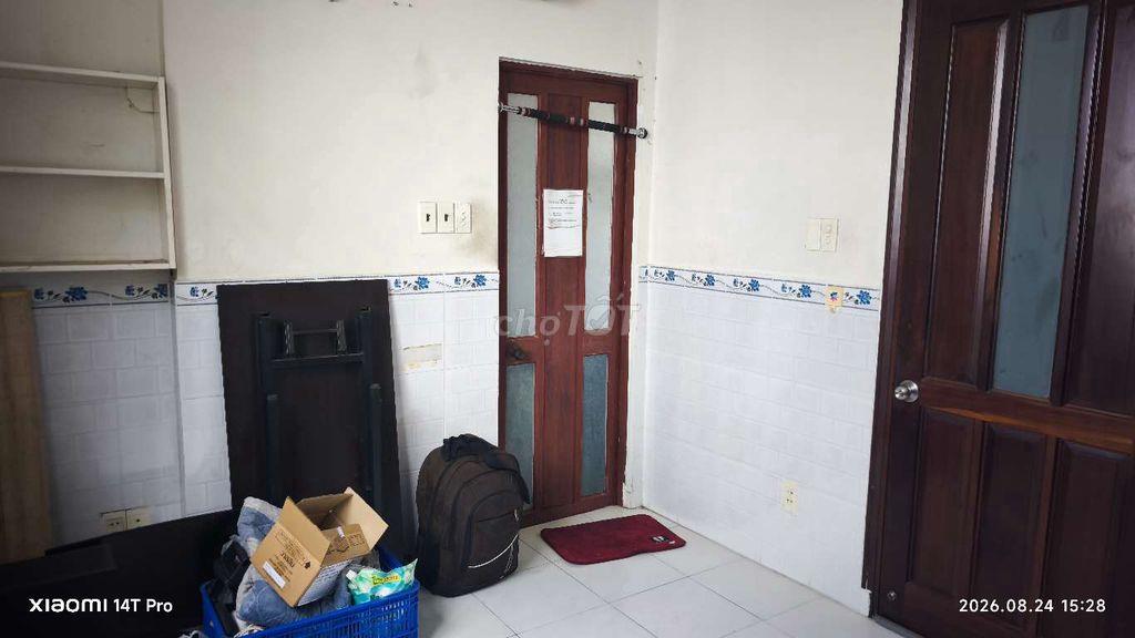 phòng máy lạnh , WC riêng , cửa sổ