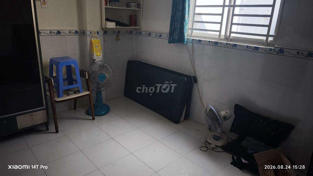 phòng máy lạnh , WC riêng , cửa sổ