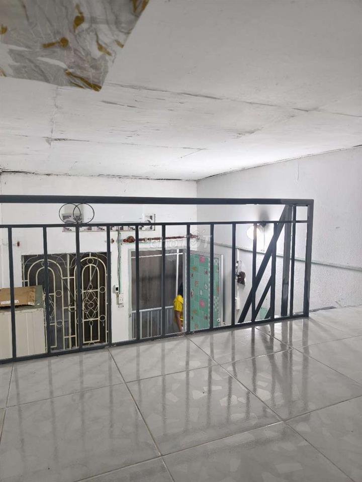 phòng máy lạnh , bancol nhỏ 