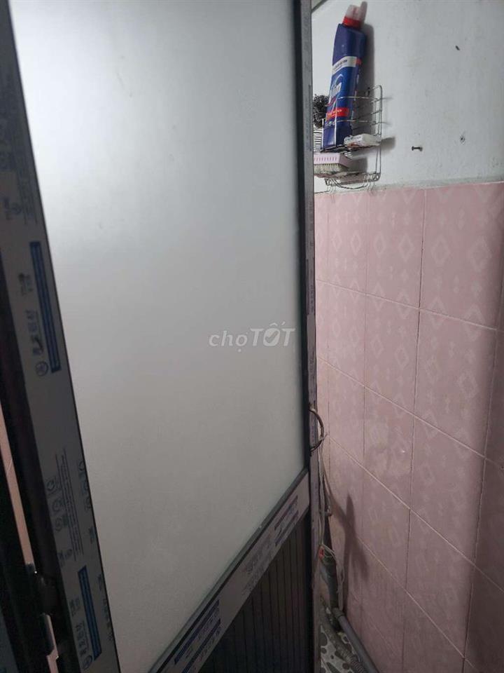 phòng máy lạnh , bancol nhỏ 