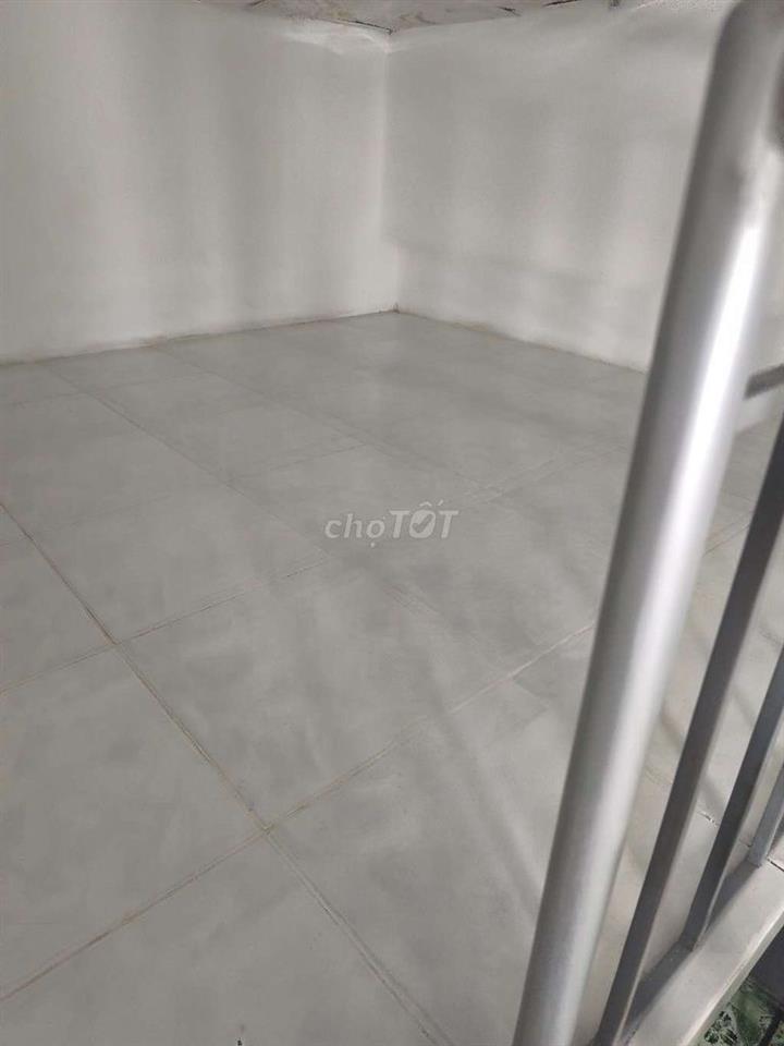 phòng máy lạnh , bancol nhỏ 