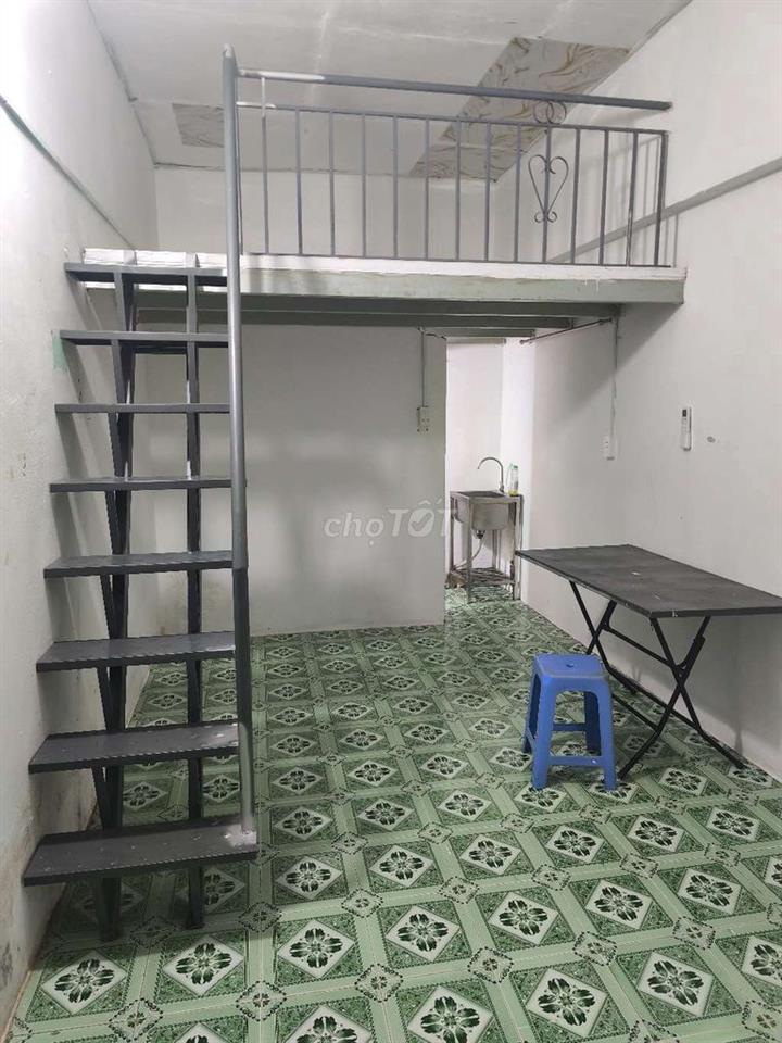 phòng máy lạnh , bancol nhỏ 
