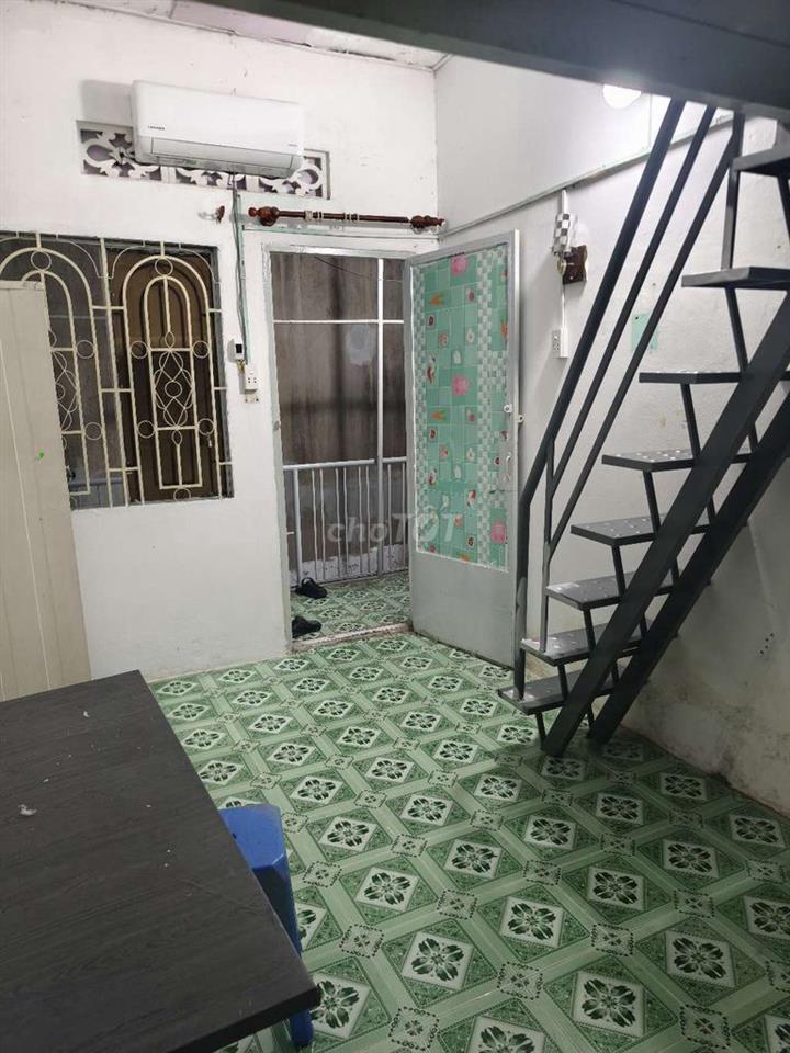 phòng máy lạnh , bancol nhỏ 