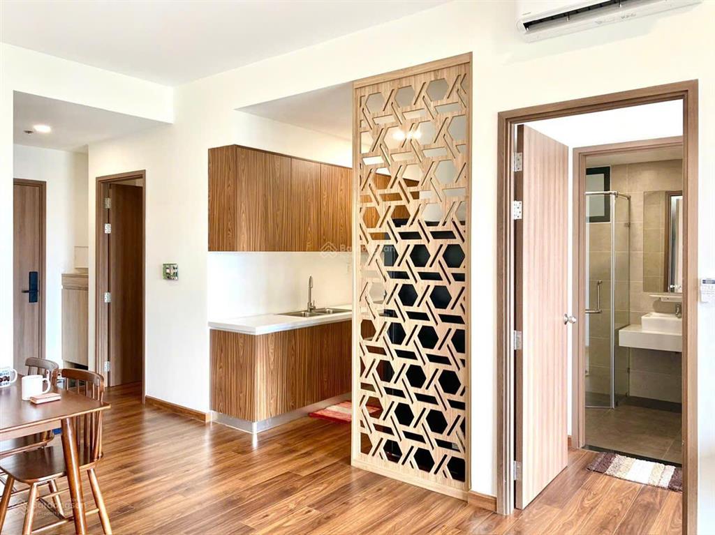 Căn này đẹp quá anh/chị ơi, view sông kênh thoáng mát, giá thuê lại rẻ nữa chỉ việc dọn vào ở ngay