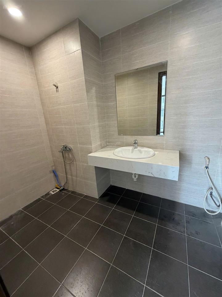 Siêu hot cho thuê mhdi lê đức thọ, 100m2, 3 ngủ đồ cơ bản 13.5tr/th .  0976 215 ***