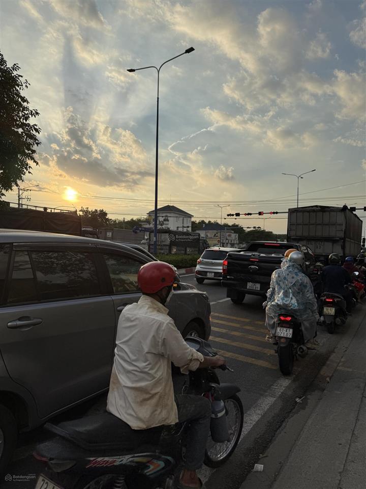 Bán gấp nhà mặt tiền đường phạm ngọc thạch, đối diện bệnh viện đa khoa bình dương