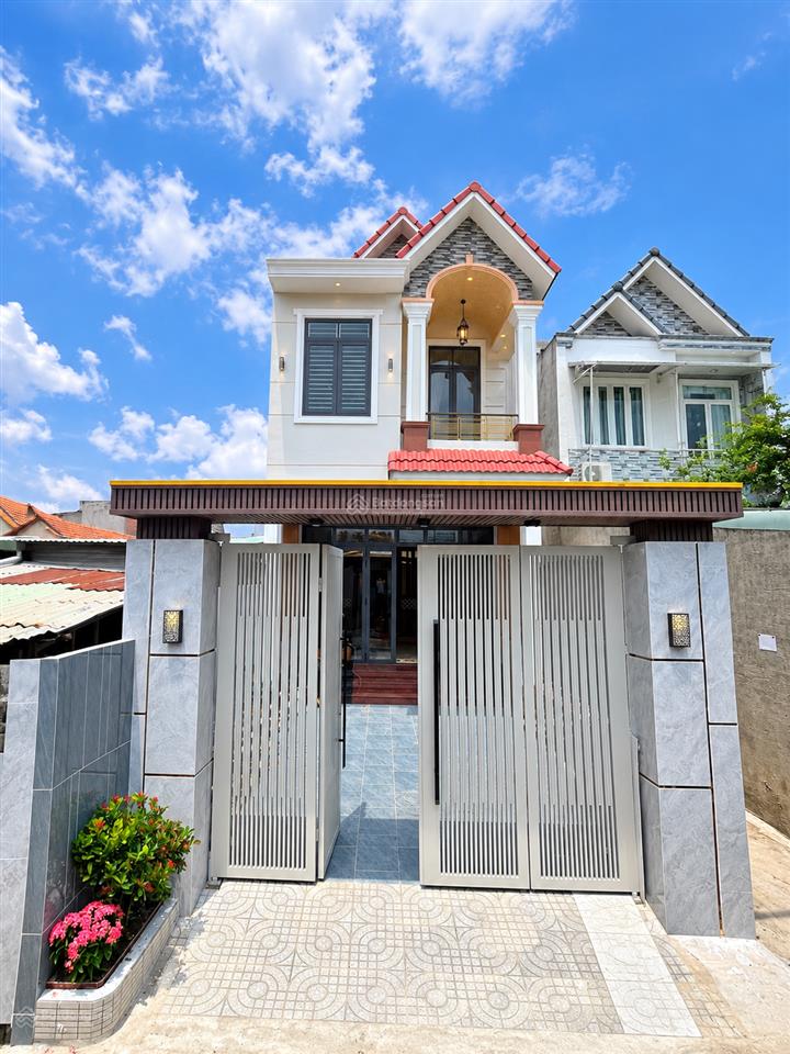 Chính chủ bán nhà mái thái diện tích 220 m2 phường dĩ an giá hời dĩ an đẹp chắc chắn