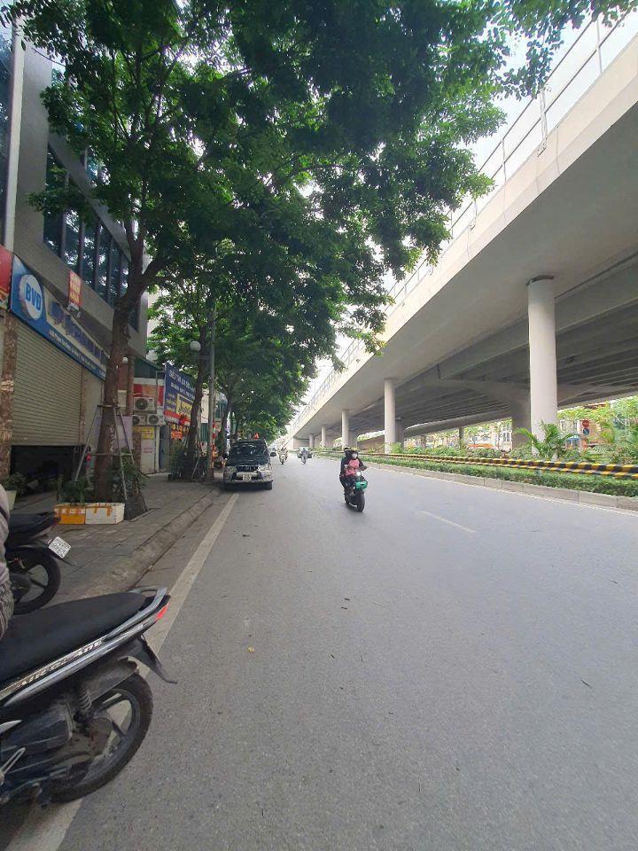 Cần bán gấp nhà 4 tầng trong ngõ Phạm Văn Đồng, DT 100m2, Mt 5.1m. Giá 18.5 tỷ