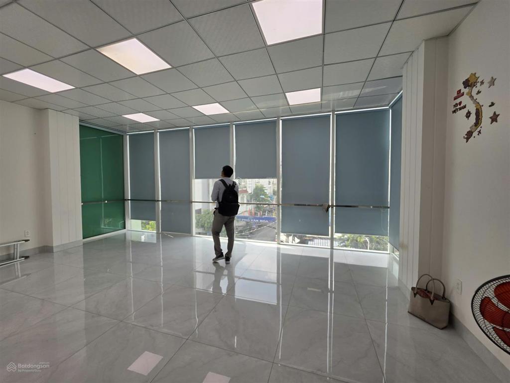 Văn phòng lý phục man quận 7 150m2 tầng trệt lửng chỉ 39 tr/tháng
