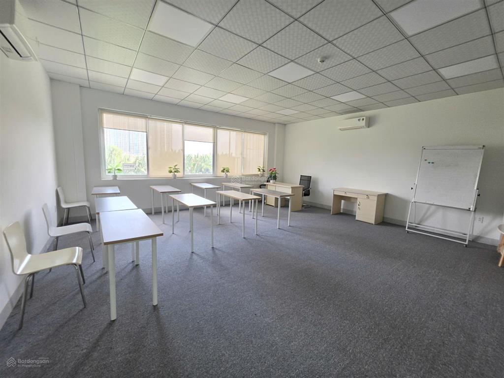 Văn phòng lý phục man quận 7 150m2 tầng trệt lửng chỉ 39 tr/tháng