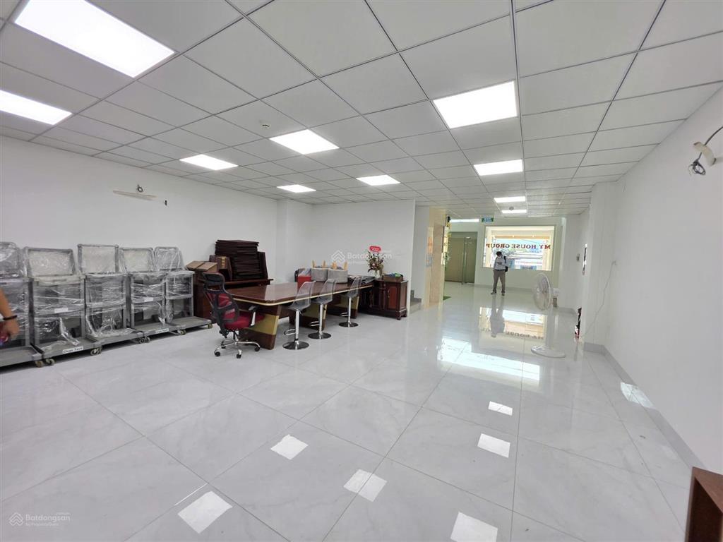 Văn phòng lý phục man quận 7 150m2 tầng trệt lửng chỉ 39 tr/tháng
