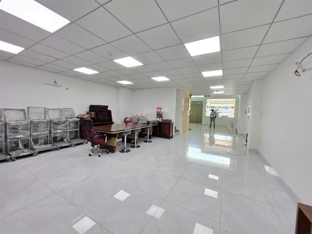 Tòa nhà văn phòng lý phục man quận 7, 43m2 giá thuê chỉ 13,5tr