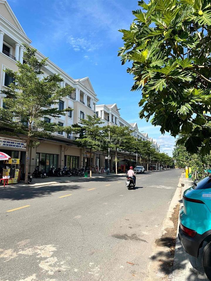 Cần bán căn Shophouse mặt tiền đường lớn Vincom Quảng Trị