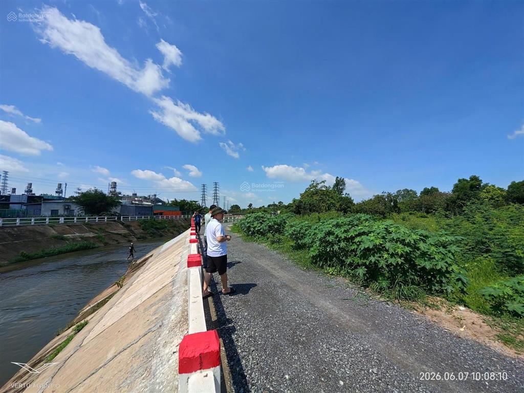 Bán 1200m2, có 22m mt giáp sông suối  đất full hồng  cách mekong resort long thành, ql 51 = 800m