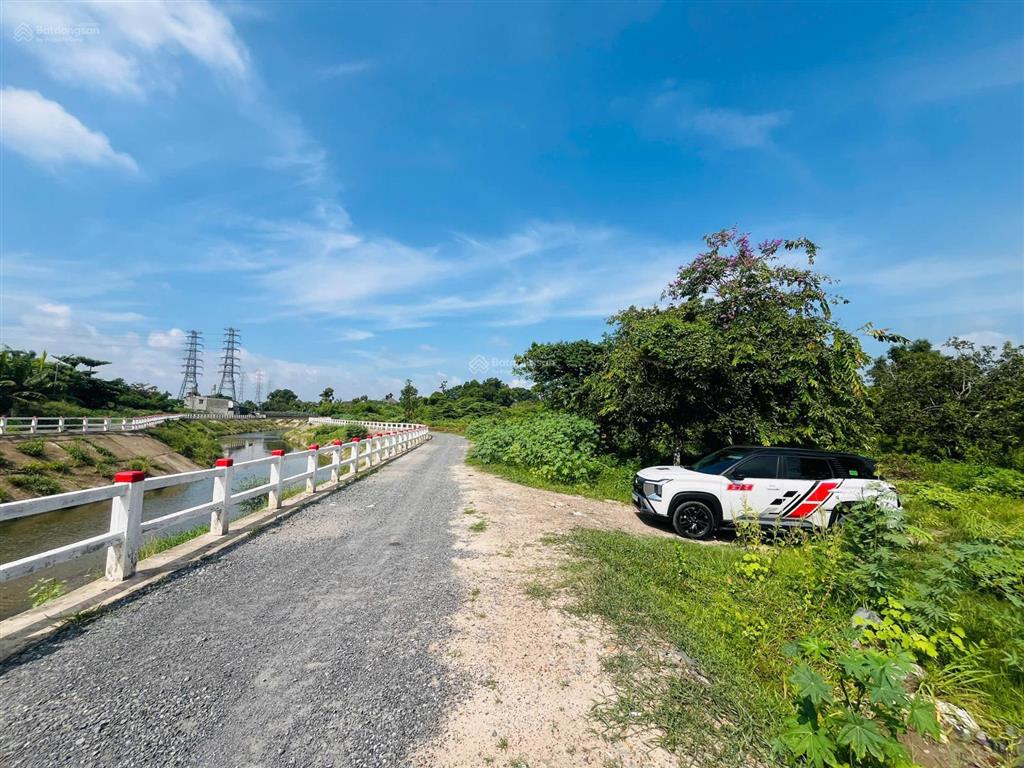Bán 1200m2, có 22m mt giáp sông suối  đất full hồng  cách mekong resort long thành, ql 51 = 800m