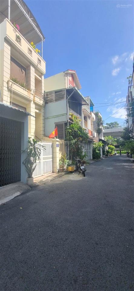 Cho thuê nhà phố 266/ hoàng hoa thám 3 phòng ngủ 4x16 có hầm xe hơi hẻm 2 xe tránh cách t3 200m2