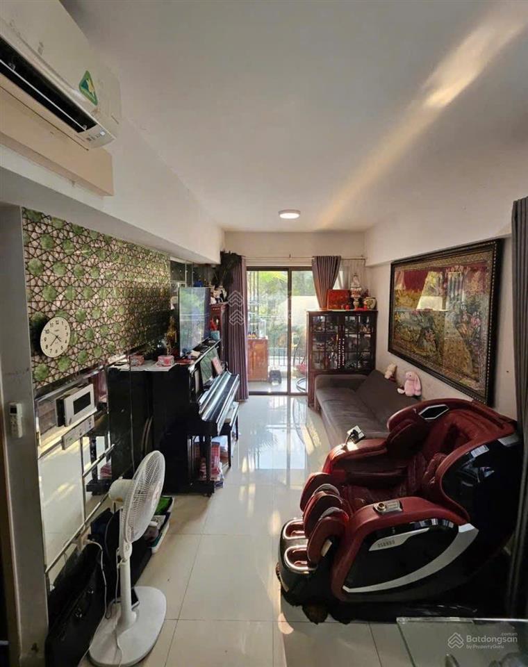 Giá bán gấp 5tỷ không có căn thứ hai căn góc tháp c 74m2, 2pn 2wc có nội thất view hồ bơi tầng thấp