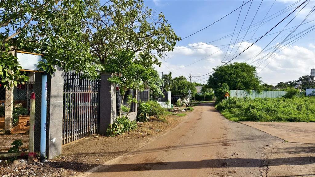 Chưa đến 3tr/m2 sở hữu 330m2 đất thổ cư, sổ riêng, đường nhựa gần chợ sông thao