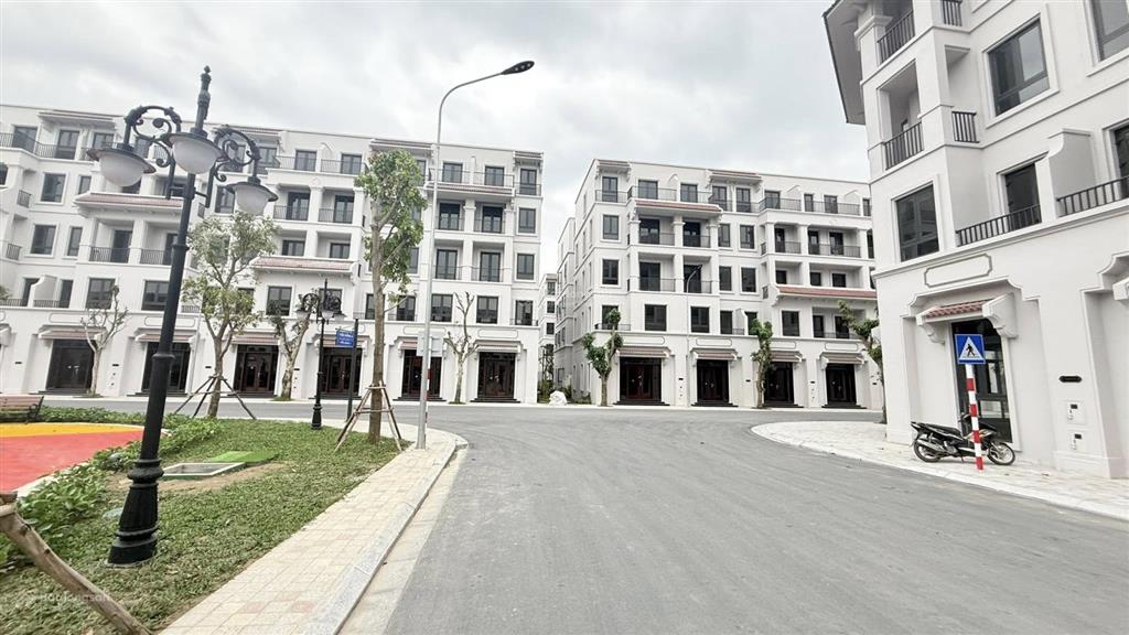 Viễn đông 75m2 hướng đông nam dãy 1 sát hồ  0929 725 ***