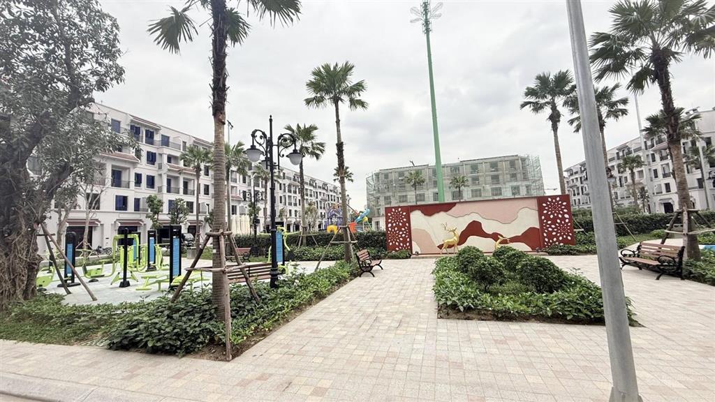 Viễn đông 75m2 hướng đông nam dãy 1 sát hồ  0929 725 ***