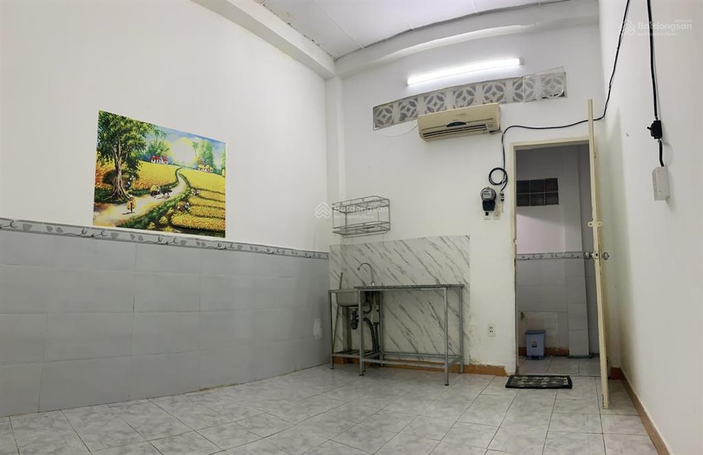 Cho thuê phòng tầng trệt gần chợ hoàng hoa thám tân bình dtsd 20m2 toilet riêng giá thuê 2.5 triệu