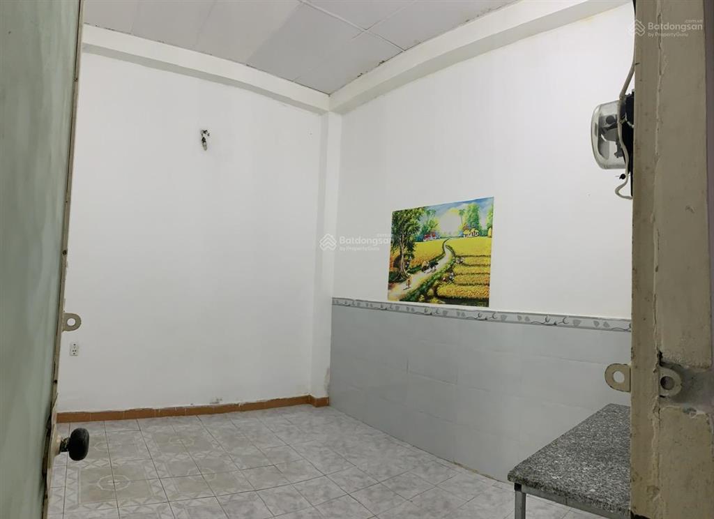 Cho thuê phòng tầng trệt gần chợ hoàng hoa thám tân bình dtsd 20m2 toilet riêng giá thuê 2.5 triệu