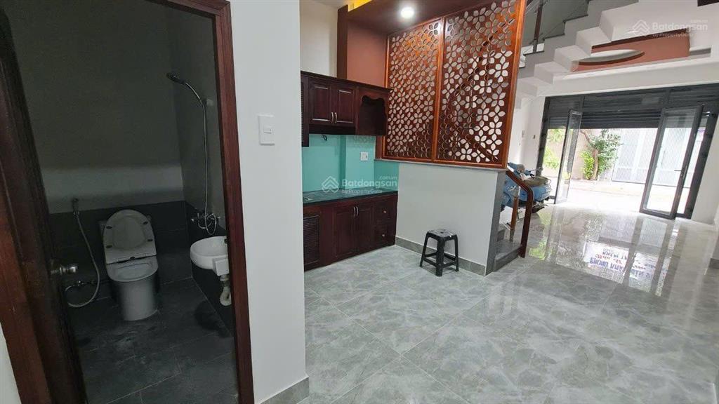 Cho thuê nhà nguyên căn mặt tiền hẻm xe hơi hoàng hoa thám gần ga t3 vào sân bay