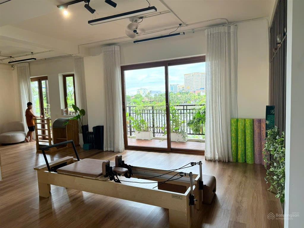 Cho thuê biệt thự 2 mặt tiền, view sông cực đẹp, trung tâm thành phố đà nẵng